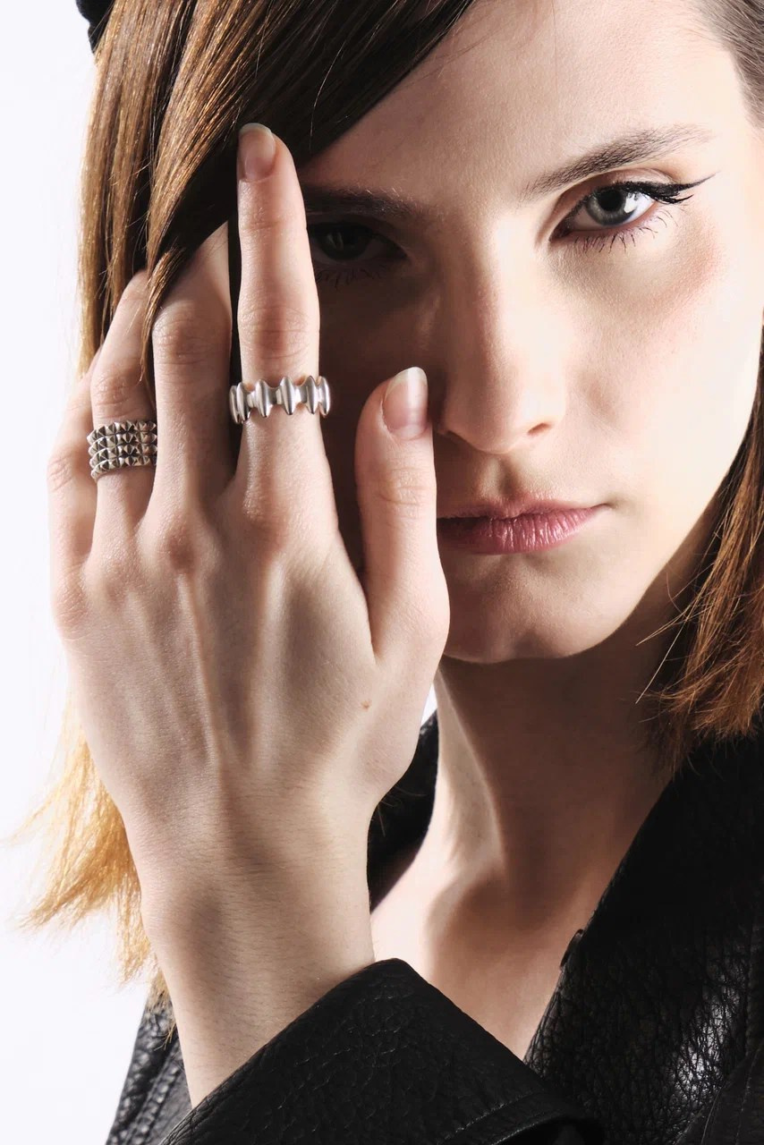 Сделать предметные фото украшений на модели для маркетплейсов 