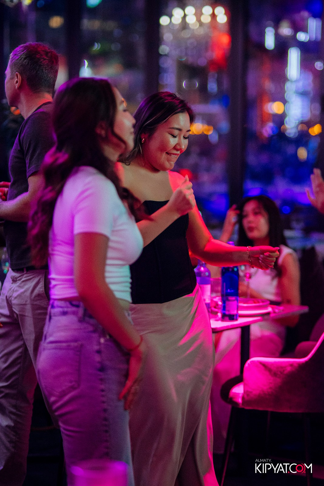 FRIENDS BAR & TERRACE. КИПЯТКОМ АЛМАТЫ!