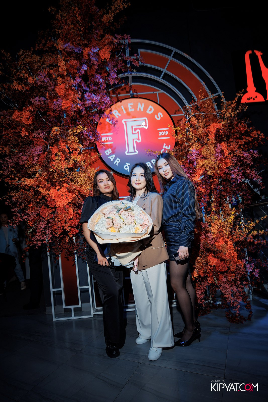 FRIENDS BAR & TERRACE. КИПЯТКОМ АЛМАТЫ!