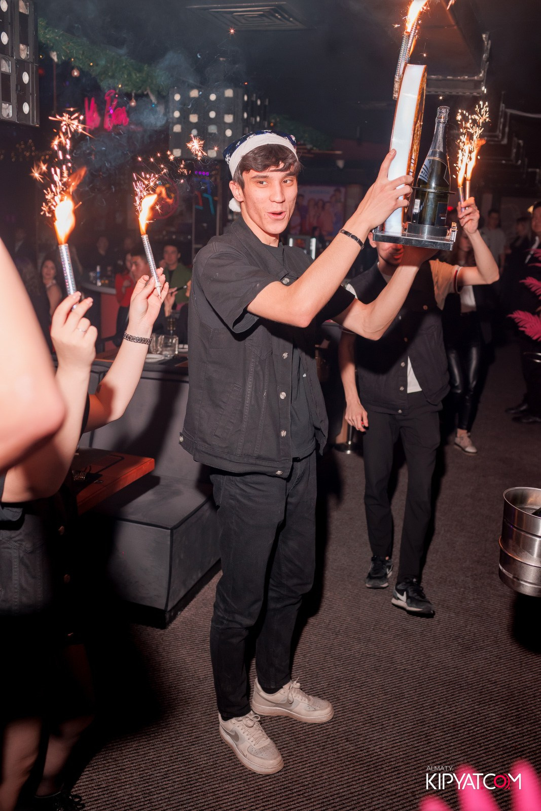 FITNESS ЁЛКА в ночном клубе SANTA BARBARA. КИПЯТКОМ АЛМАТЫ!