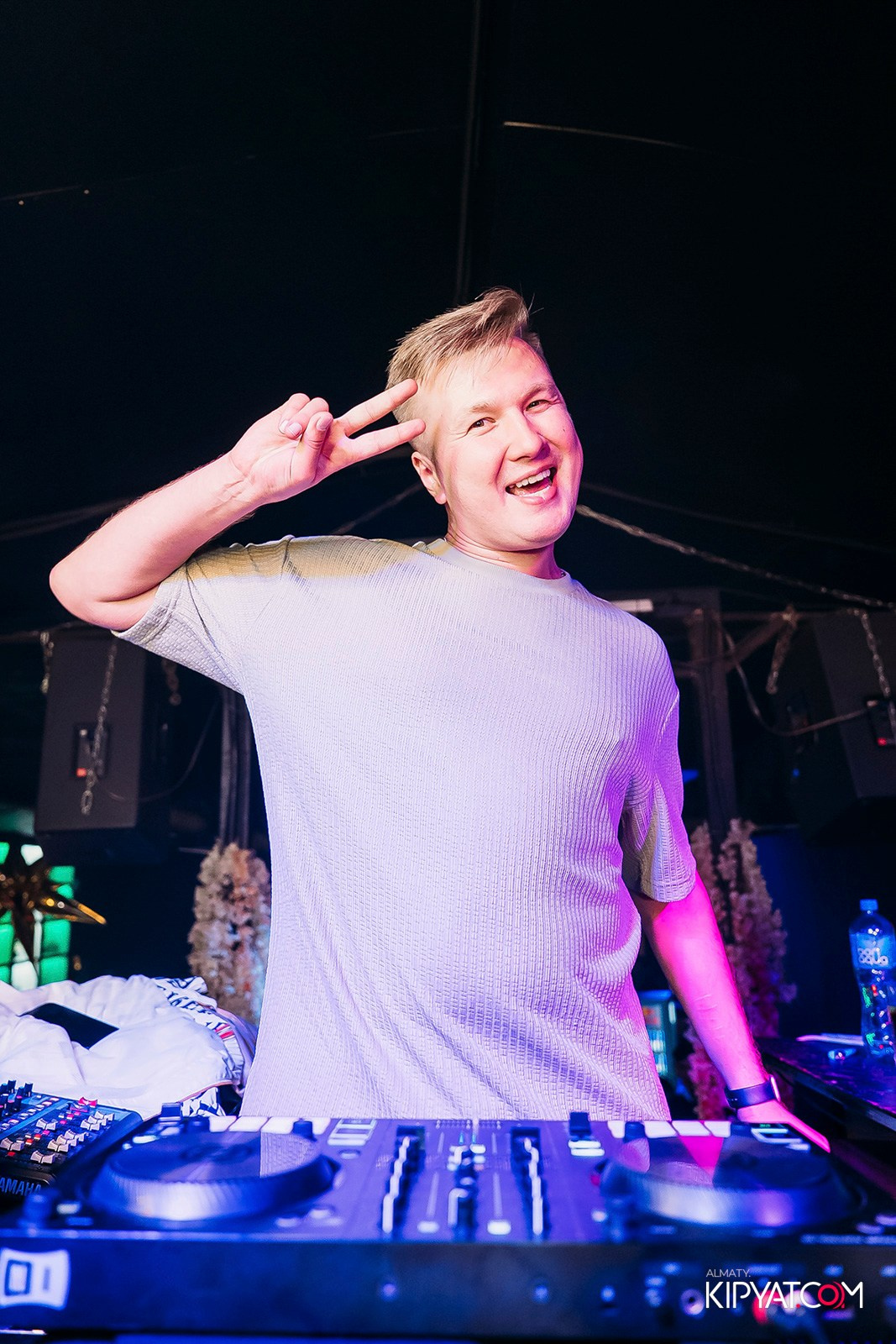 UYAT ЕМES BAR. КИПЯТКОМ АЛМАТЫ!