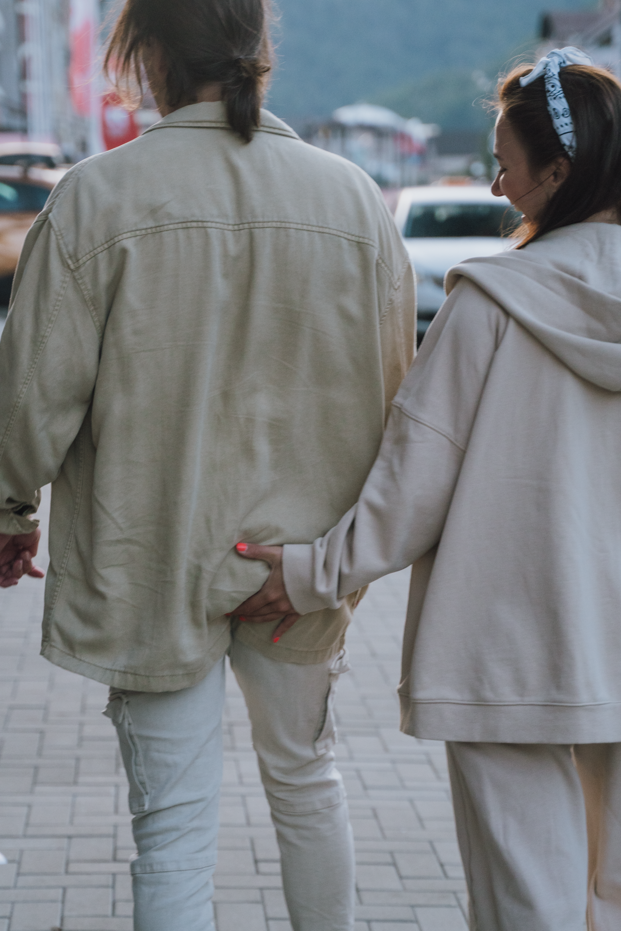 Забавный кадр как девушка шепнула парня за попу