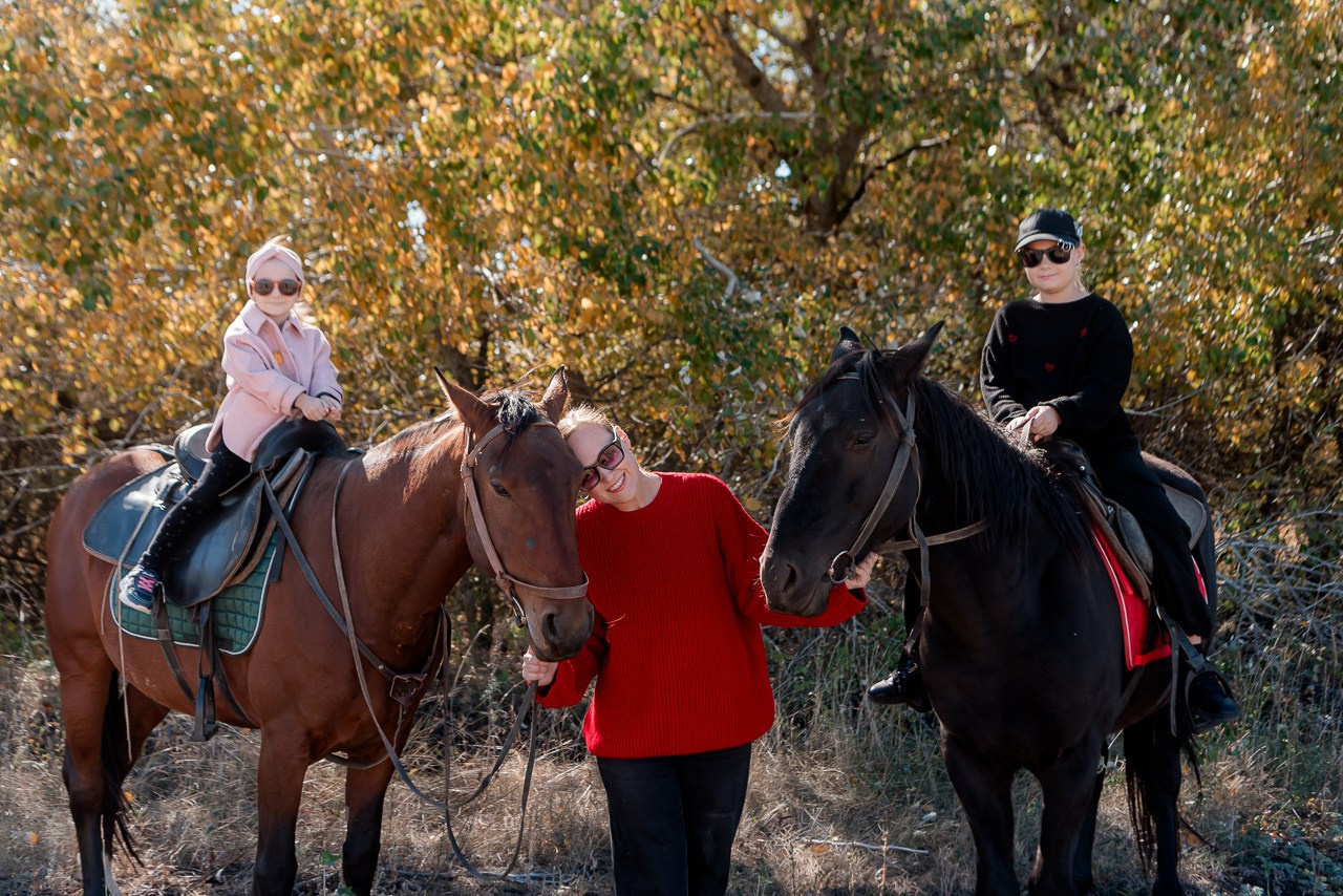 Семейная фотосессия в поле с Лошадками. Фотограф в Волгограде и Волжском Александр Горбань
