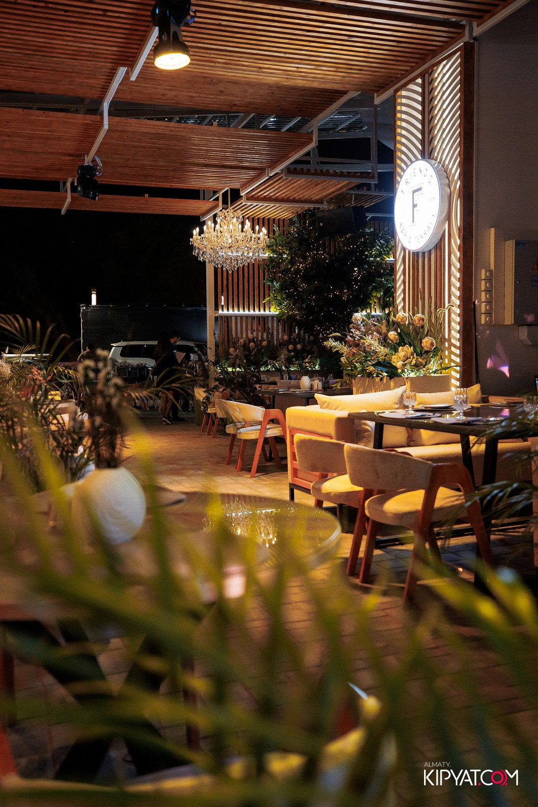 FRIENDS BAR & TERRACE. КИПЯТКОМ АЛМАТЫ!