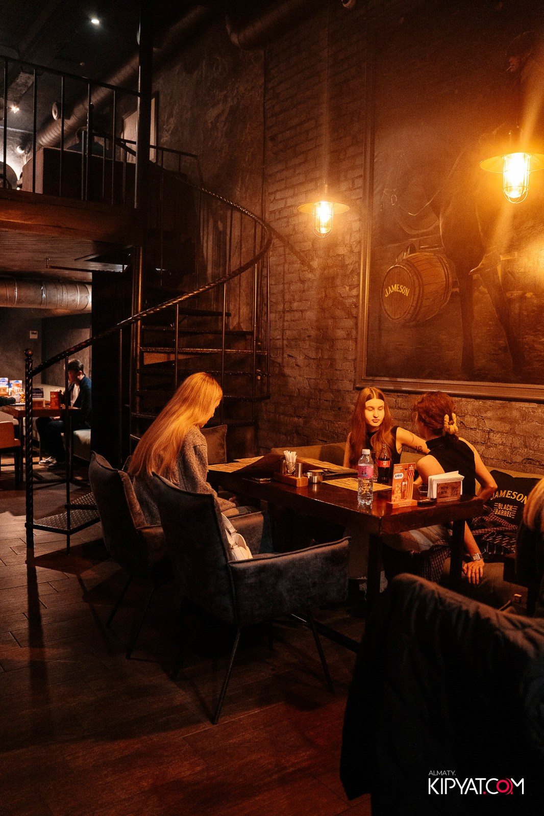 РЕСТО-БАР СКАНДАЛИСТЪ. КИПЯТКОМ АЛМАТЫ!