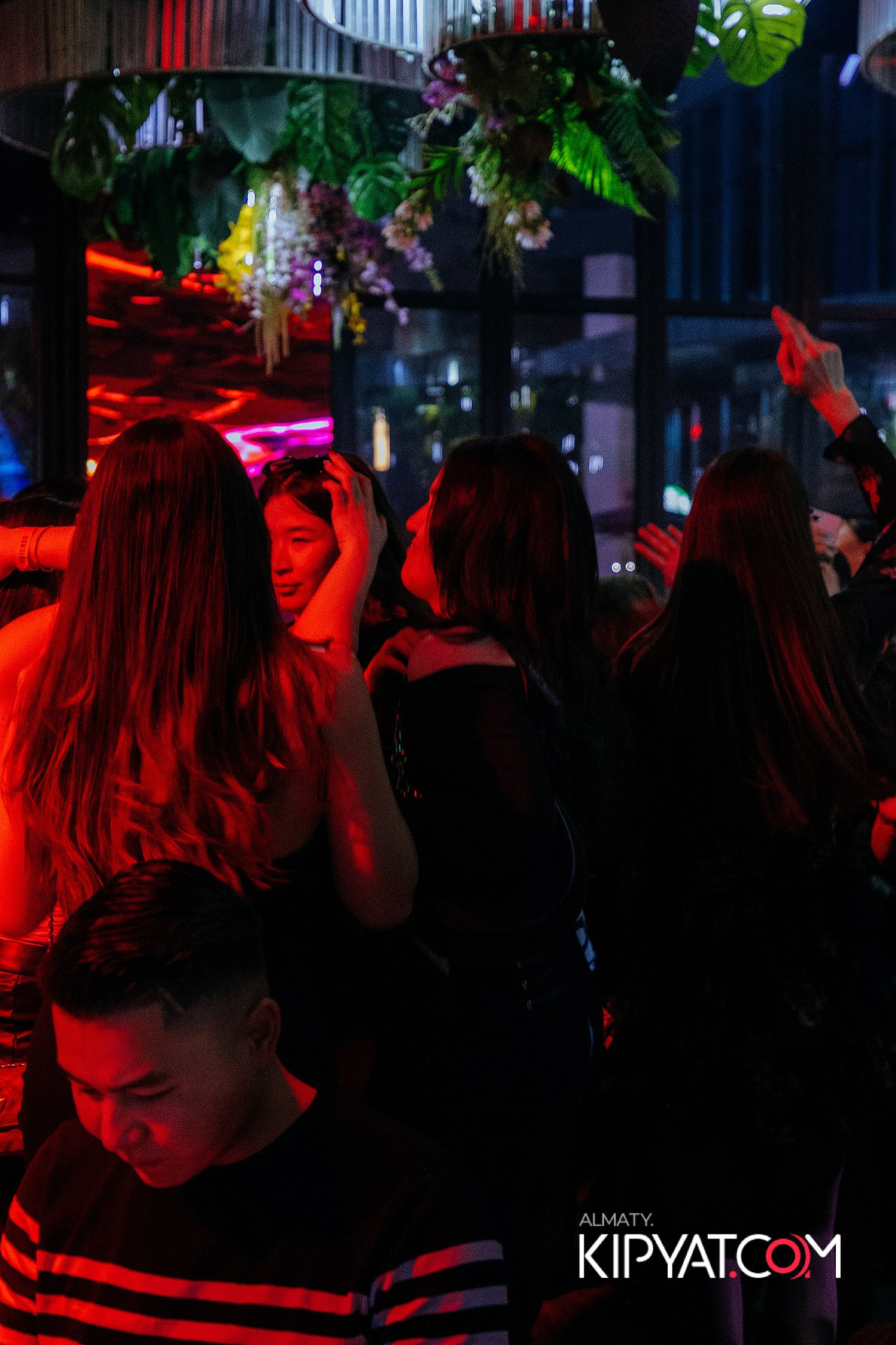 FRIENDS BAR & TERRACE. КИПЯТКОМ АЛМАТЫ!