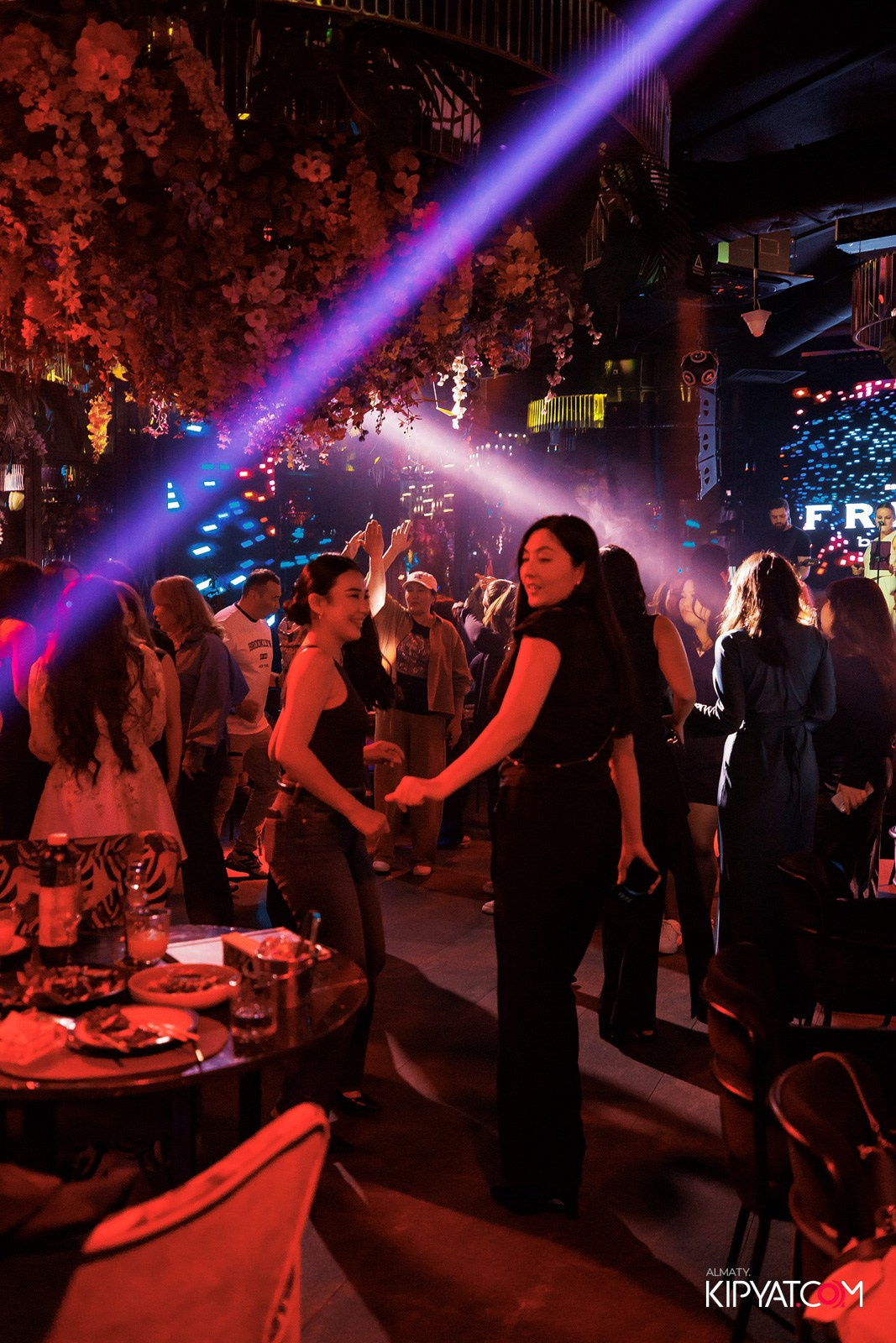 FRIENDS BAR & TERRACE. КИПЯТКОМ АЛМАТЫ!