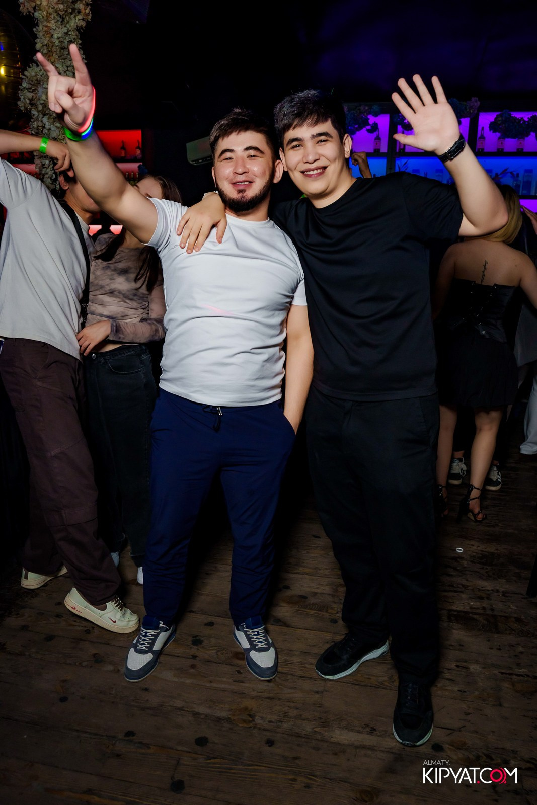 UYAT EMES BAR. КИПЯТКОМ АЛМАТЫ!