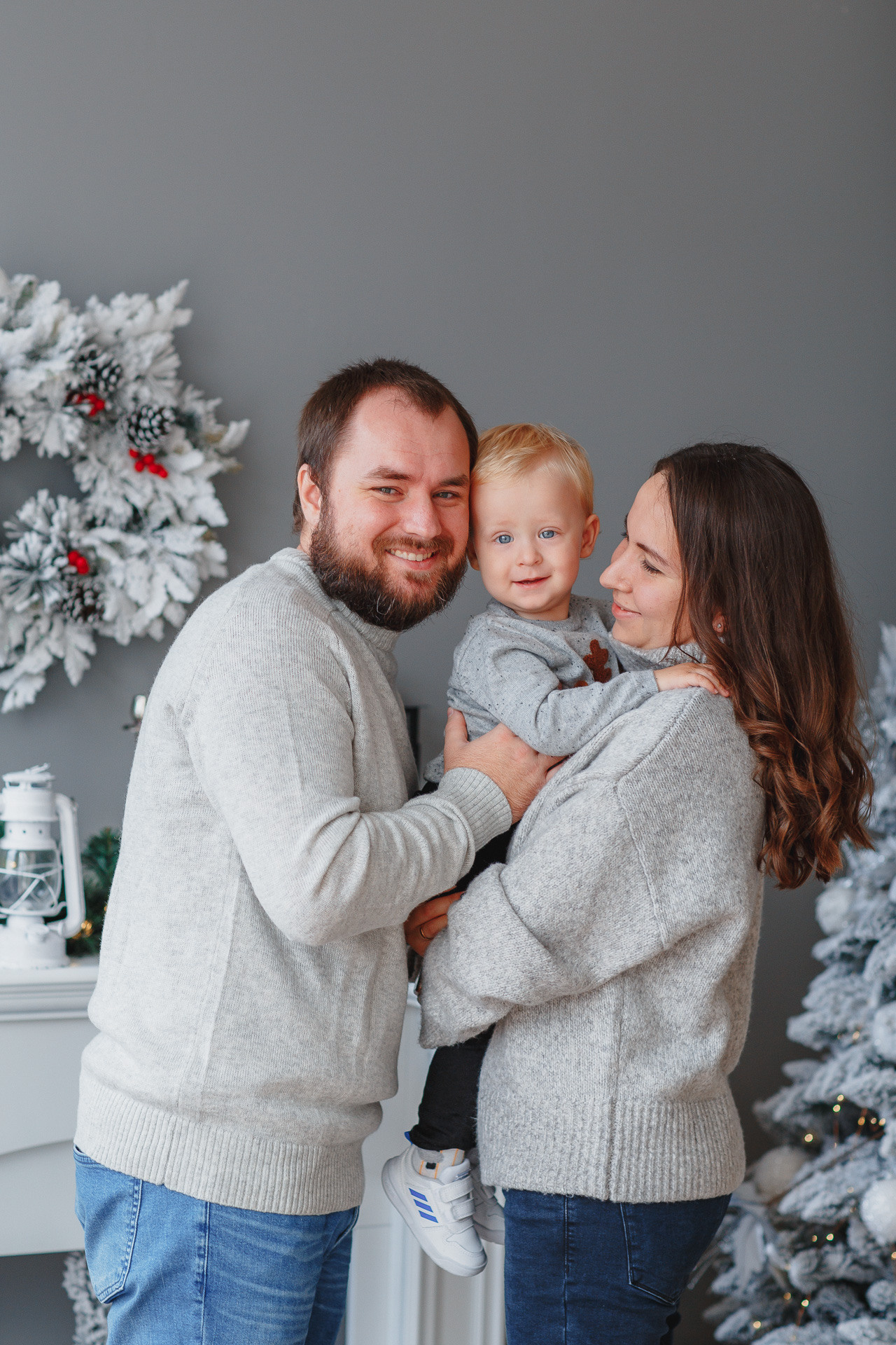 Семейная новогодняя фотосессия в фотостудии в Сочи