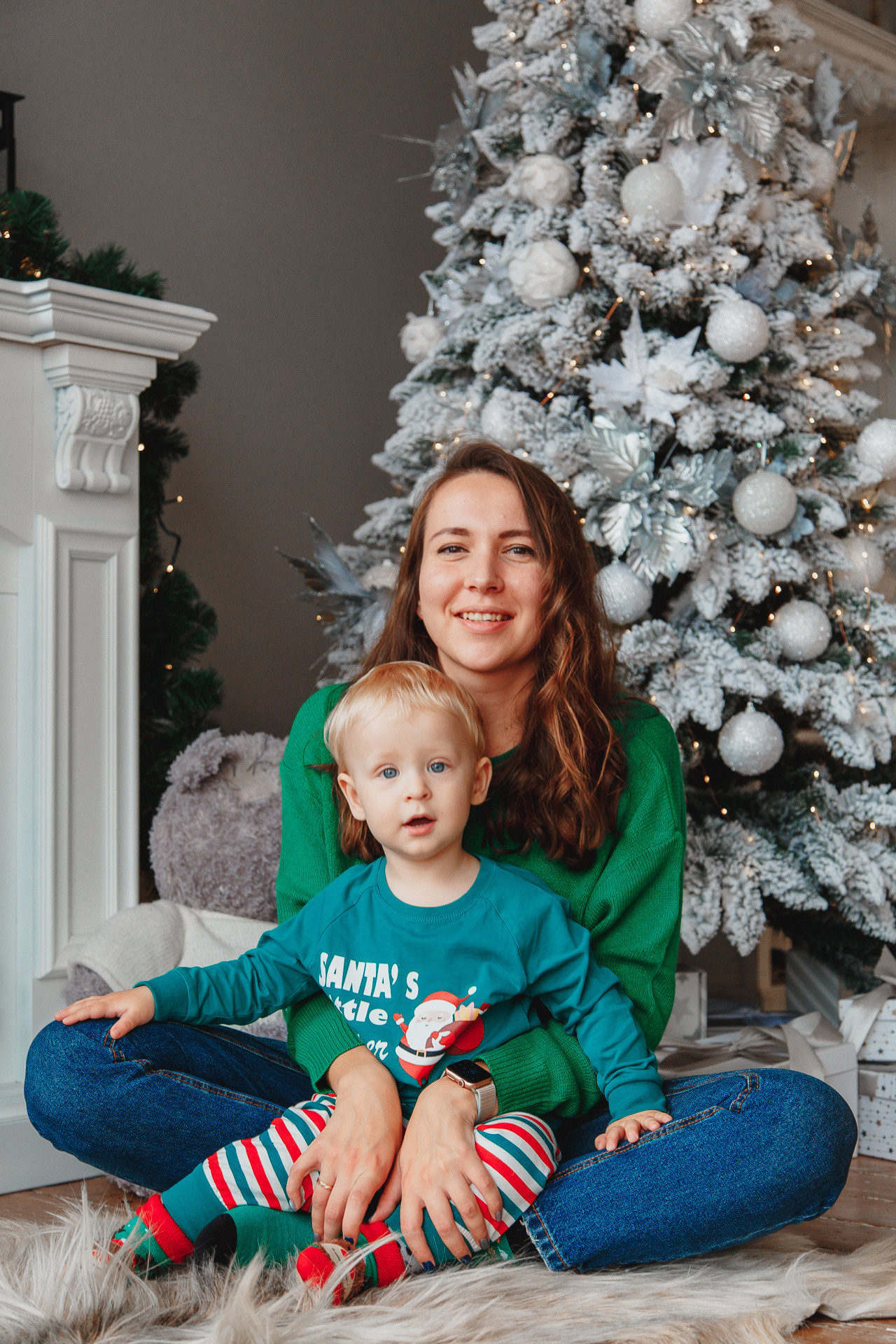 Семейная новогодняя фотосессия в фотостудии в Сочи