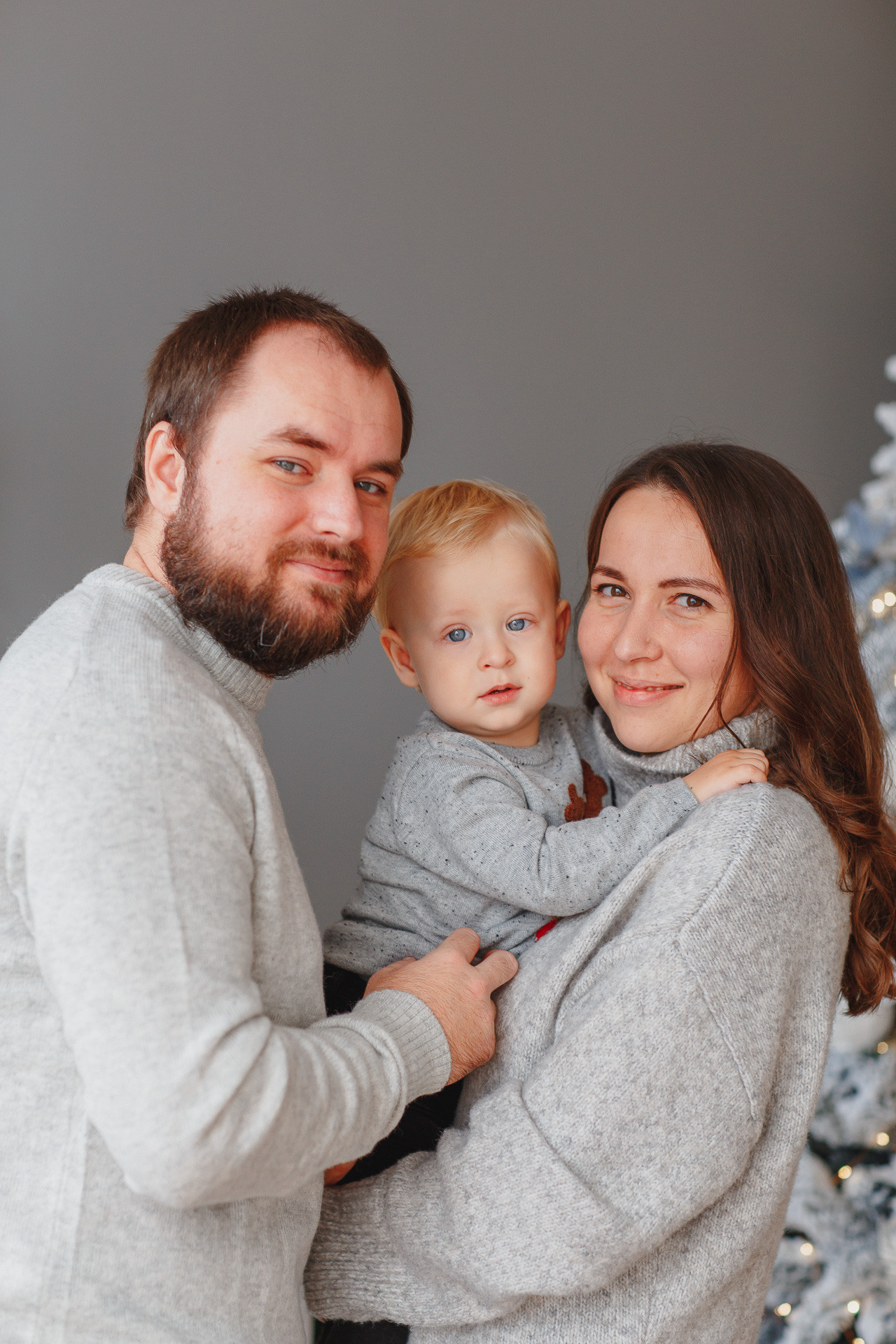 Семейная новогодняя фотосессия в фотостудии в Сочи