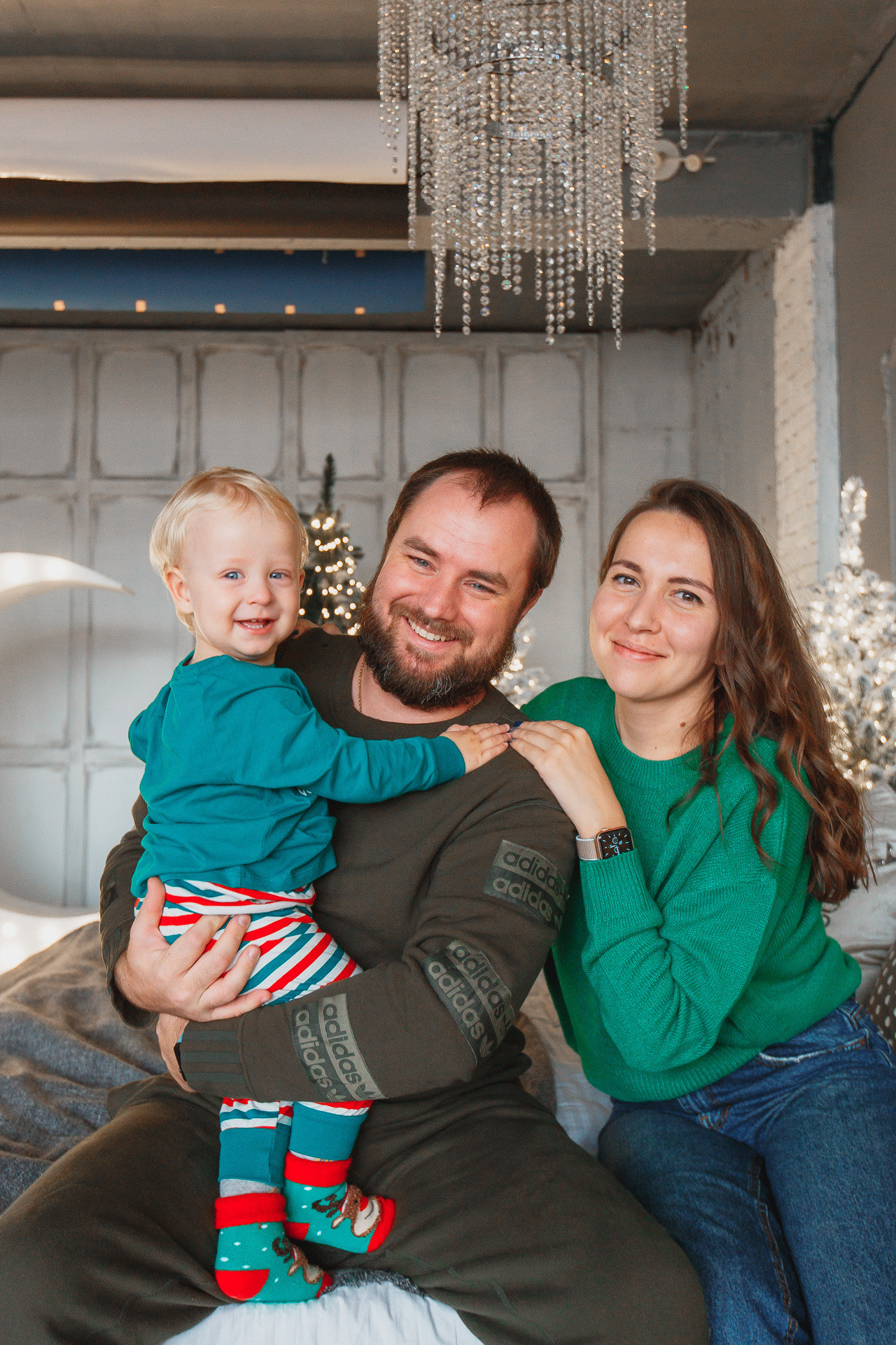 Семейная новогодняя фотосессия в фотостудии в Сочи