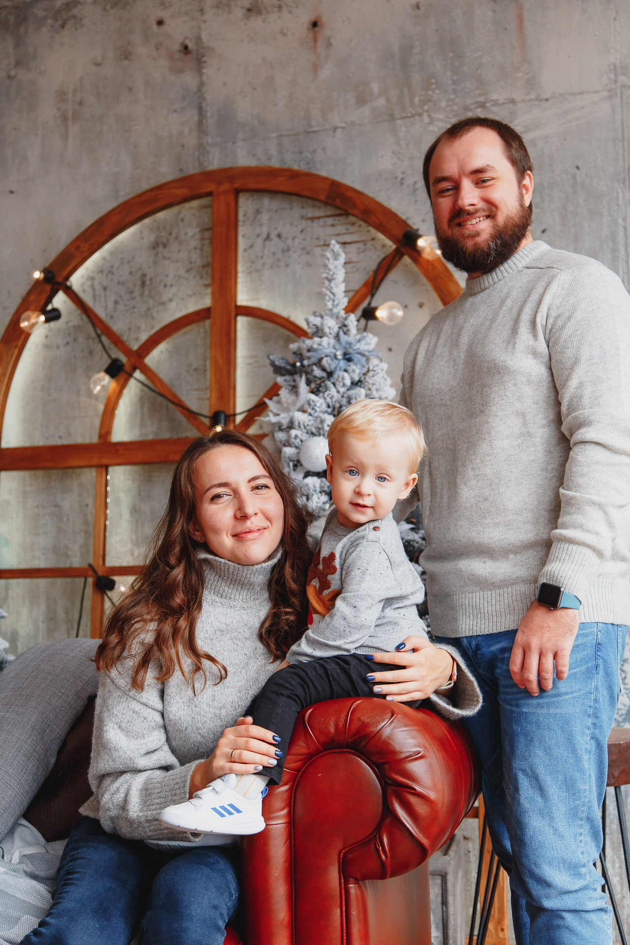 Семейная новогодняя фотосессия в фотостудии в Сочи