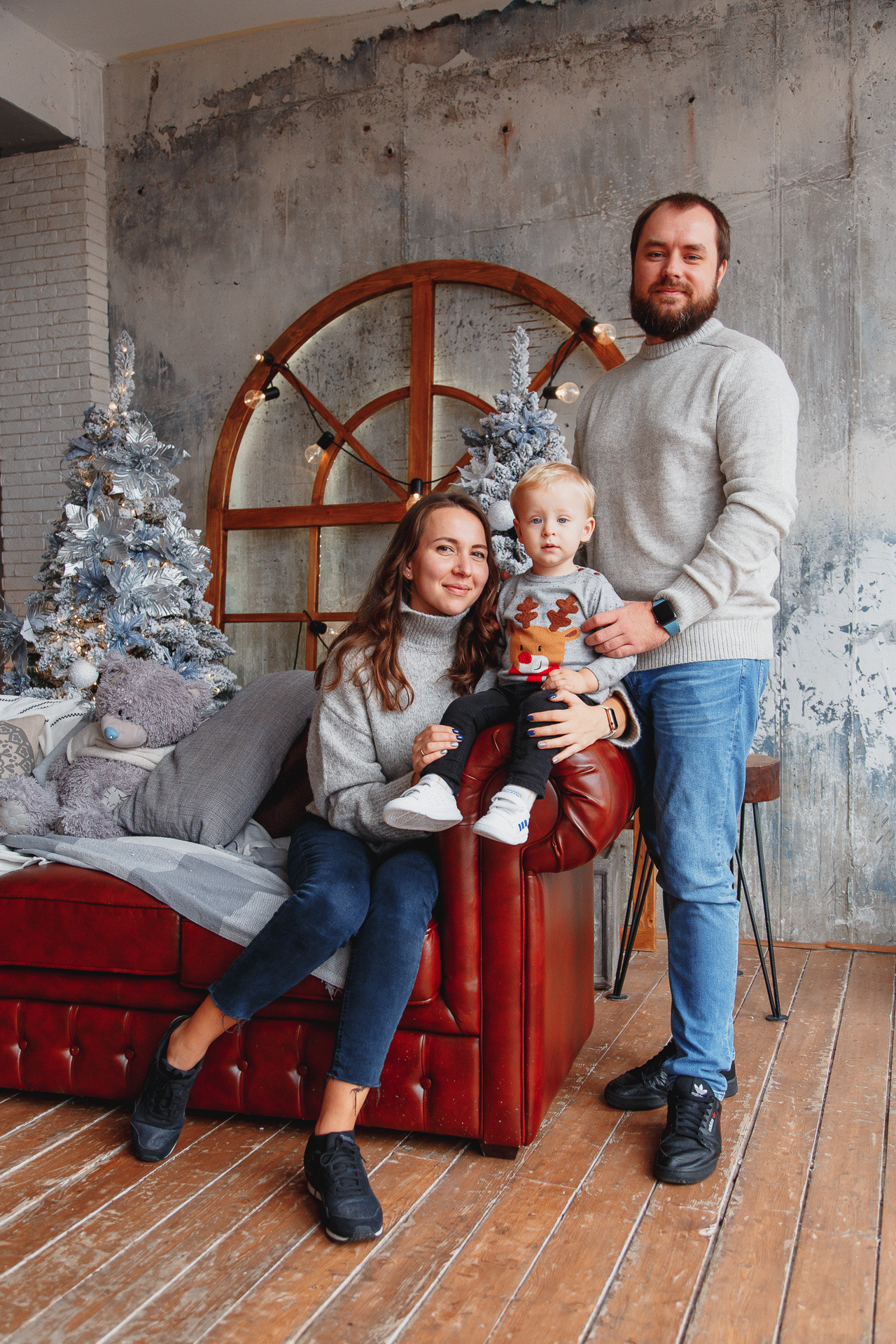 Семейная новогодняя фотосессия в фотостудии в Сочи