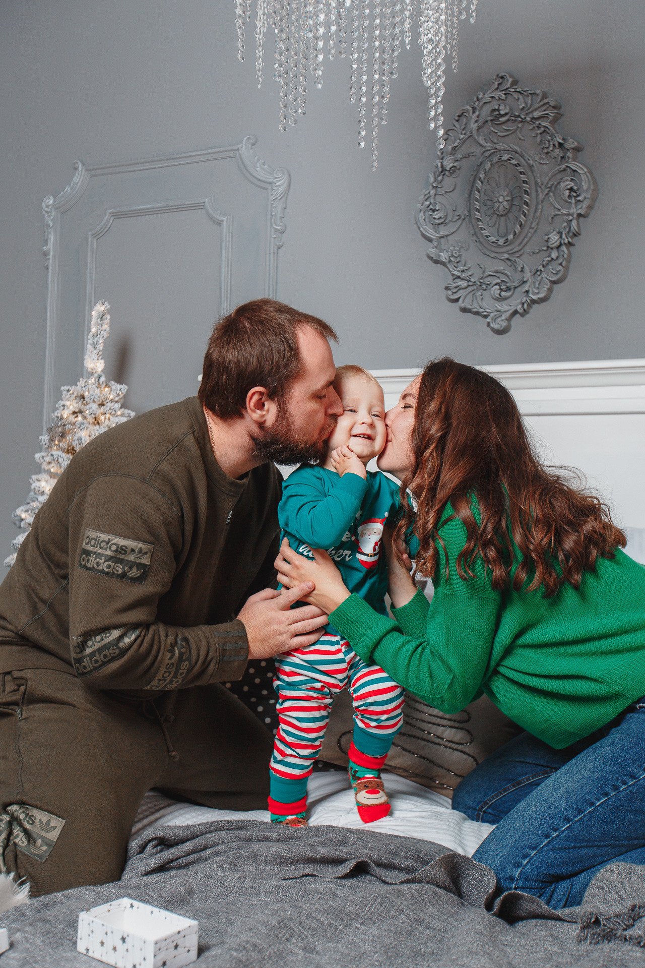 Семейная новогодняя фотосессия в фотостудии в Сочи