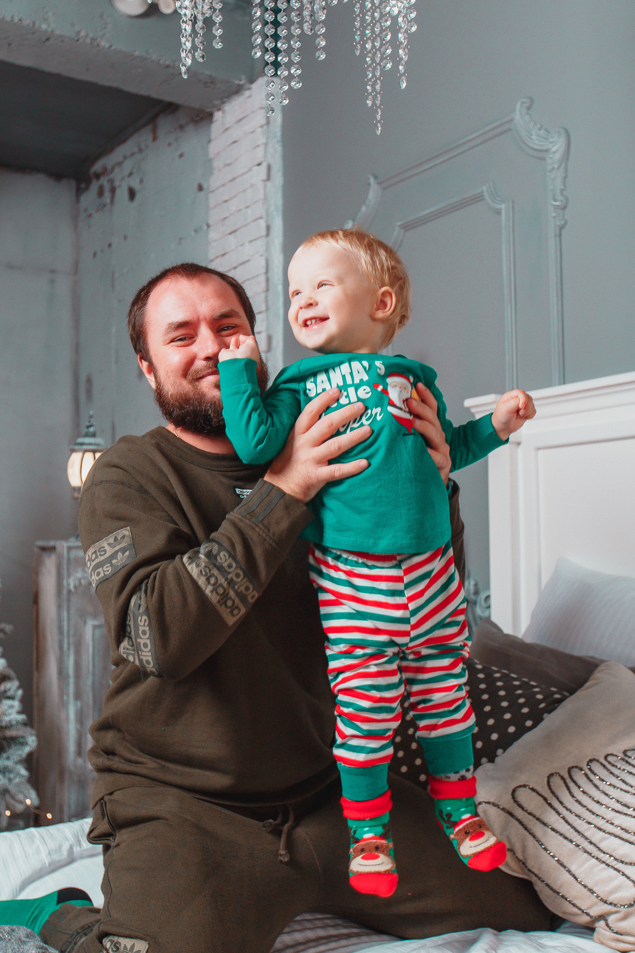 Семейная новогодняя фотосессия в фотостудии в Сочи