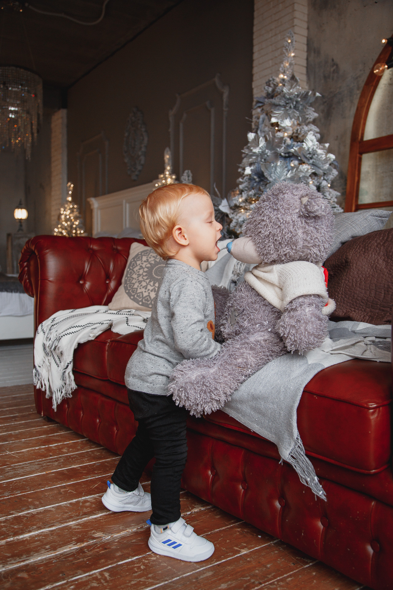 Семейная новогодняя фотосессия в фотостудии в Сочи