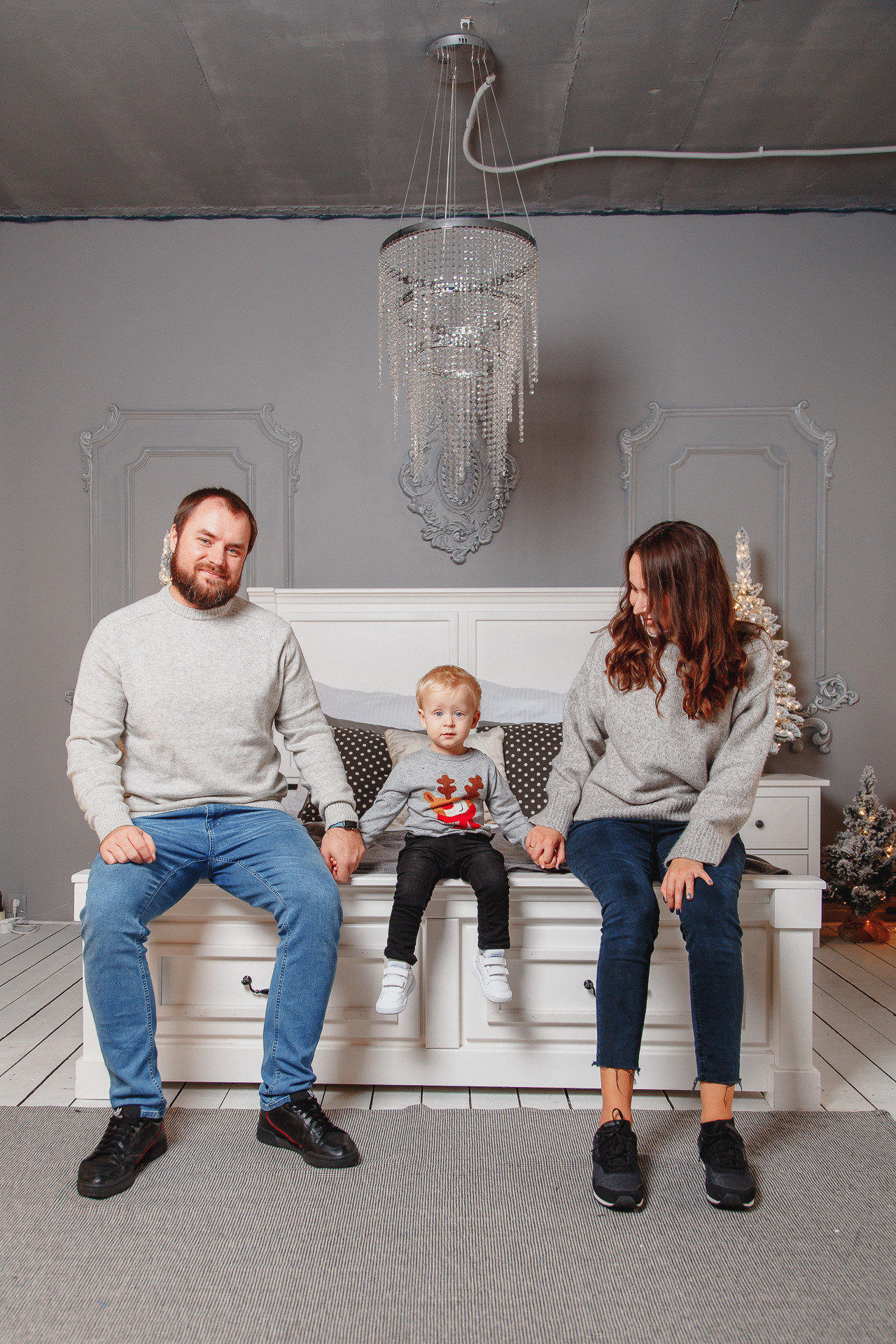 Семейная новогодняя фотосессия в фотостудии в Сочи