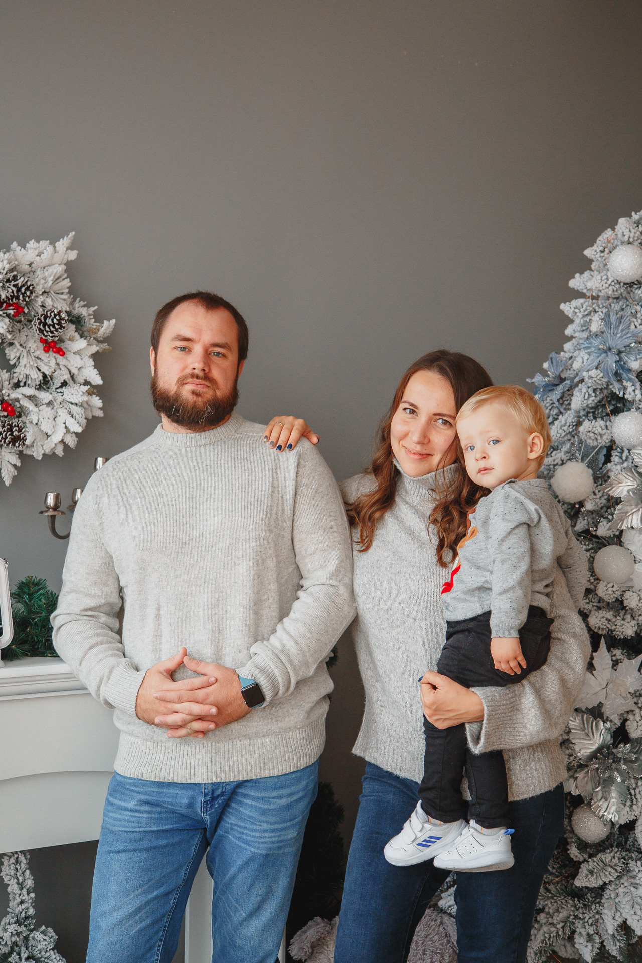 Семейная новогодняя фотосессия в фотостудии в Сочи