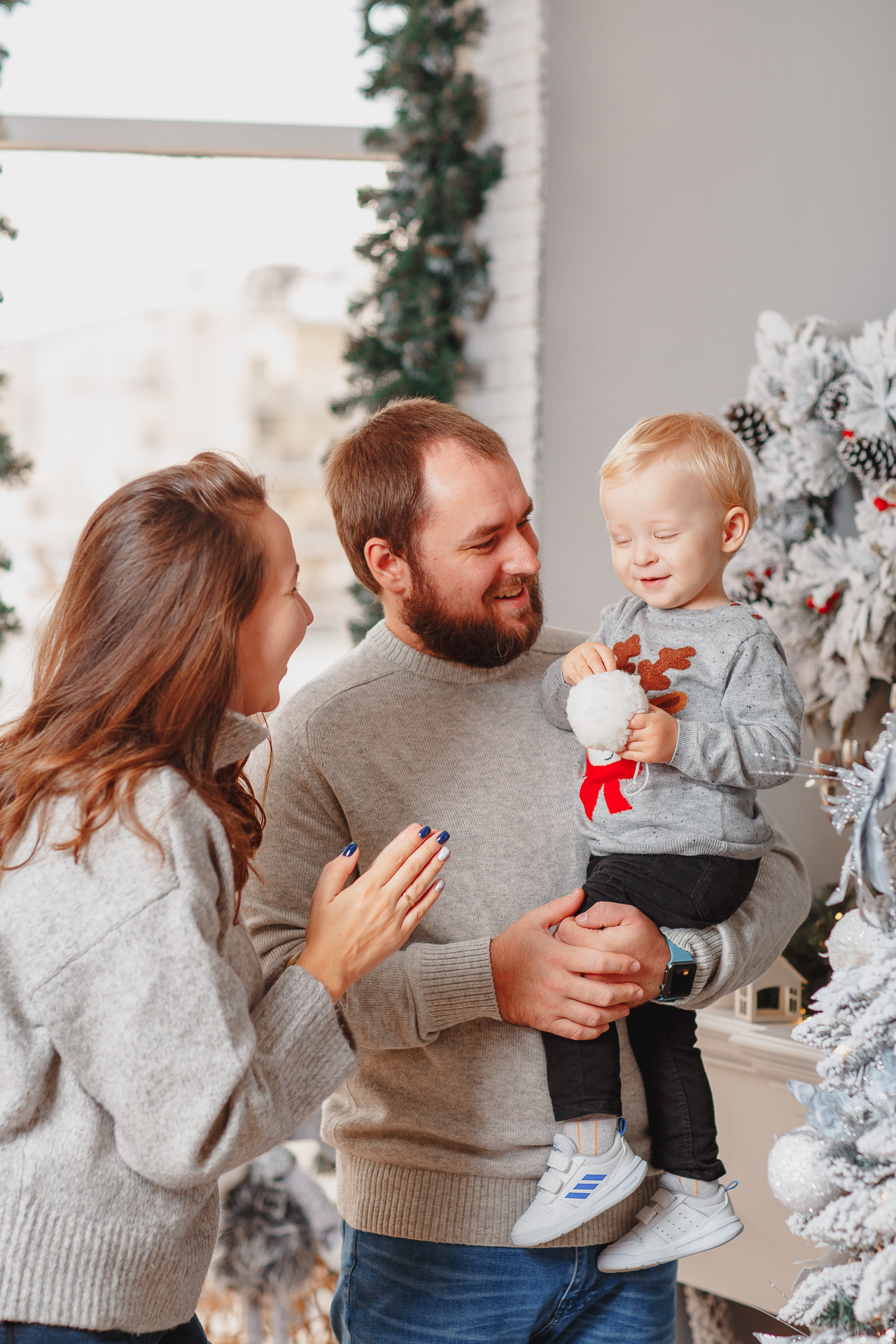 Семейная новогодняя фотосессия в фотостудии в Сочи