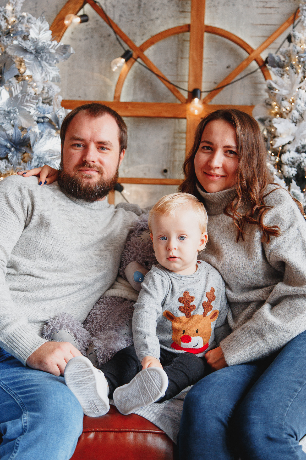 Семейная новогодняя фотосессия в фотостудии в Сочи