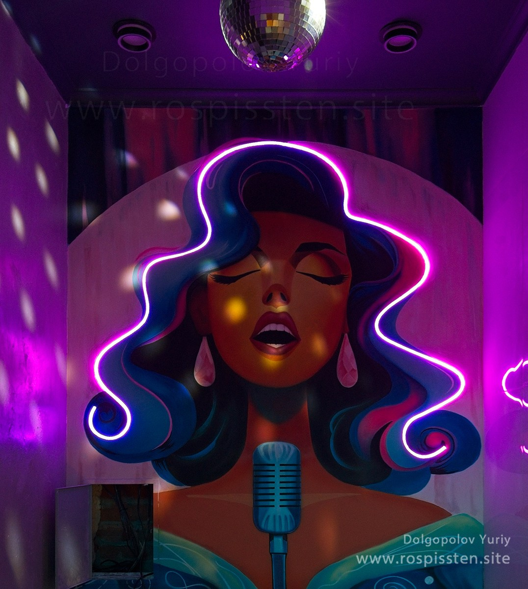 Роспись стены с неоновой лентой