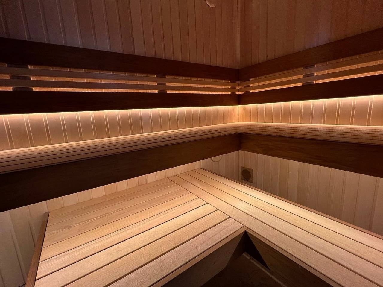 Атмосферная парная в Петергофских дачах выполнена в светлых тонах липы и абаши, с контрастной интеграцией термоабаши и тальколорита. SaunaTopMasters