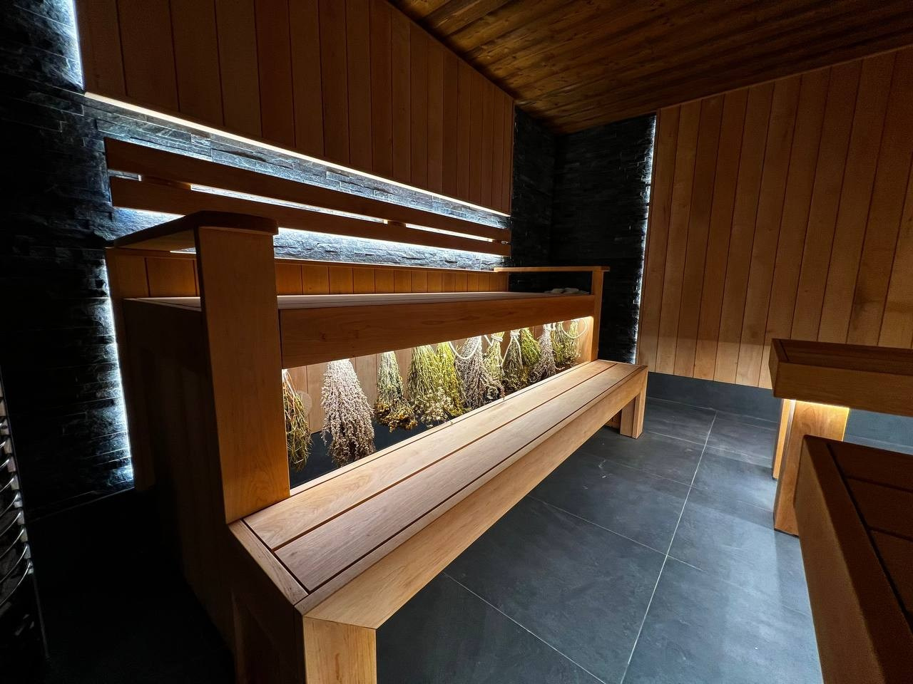 Просторная парная в Хюгге на озере. Создана для работы сразу двух, а то и трех пармастеров. Незабываемое парение обеспечено, проверяли лично. SaunaTopMasters