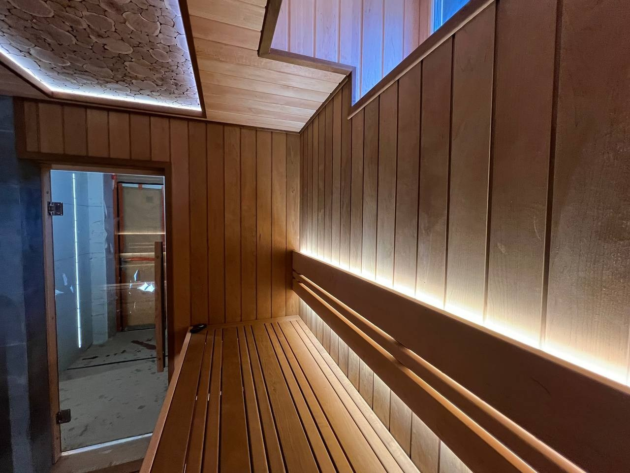 Парная в Родных Просторах выполнена по индивидуальному проекту. В потолке красуется можжевеловое панно, а в углу- глыба из гиммалайской соли. SaunaTopMasters