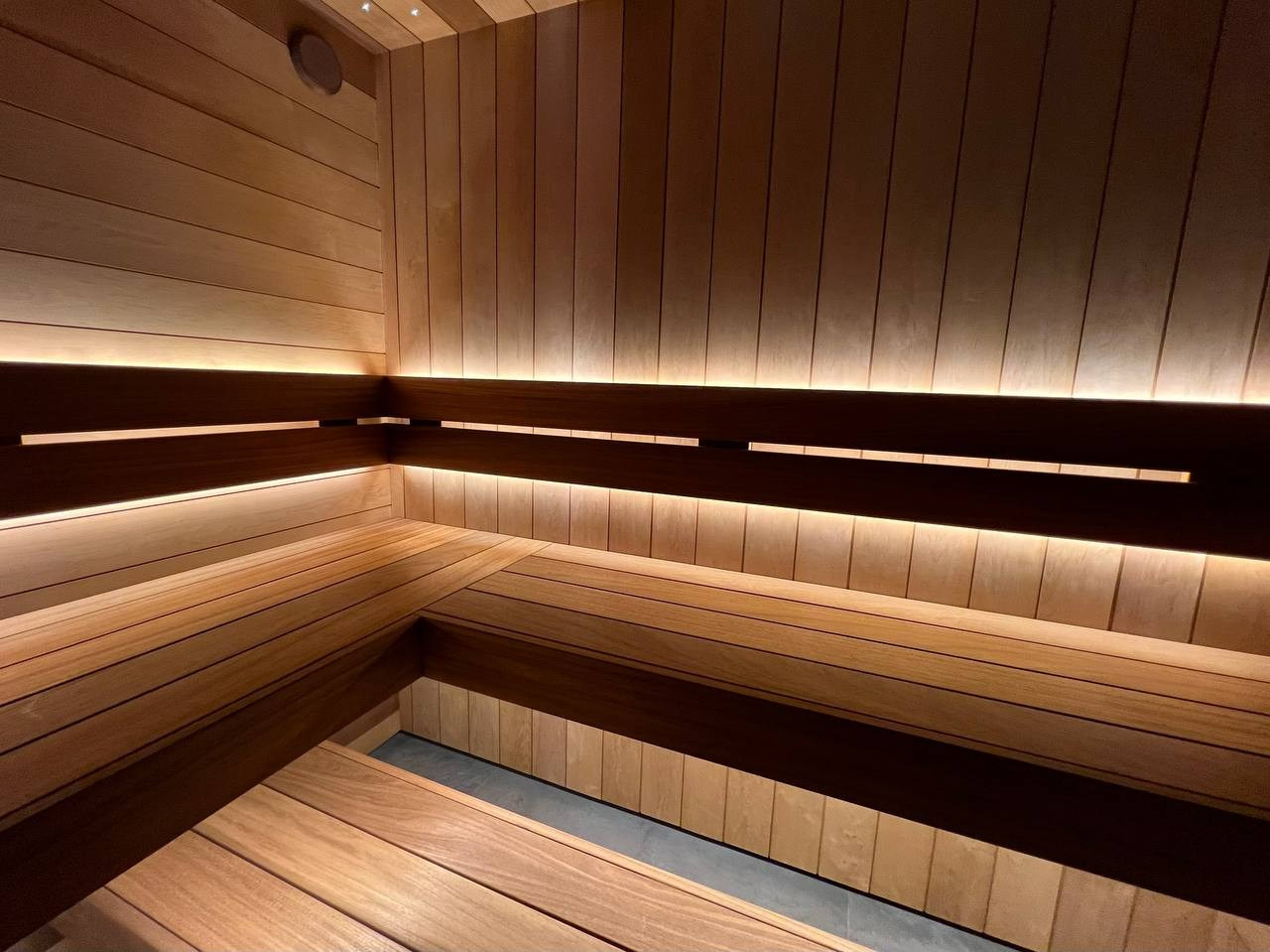 Респект команде Печи Горбунова за продуманный проект, а нам — за его реализацию: термоольха, Sangens, звёздное небо и можжевеловое панно. SaunaTopMasters