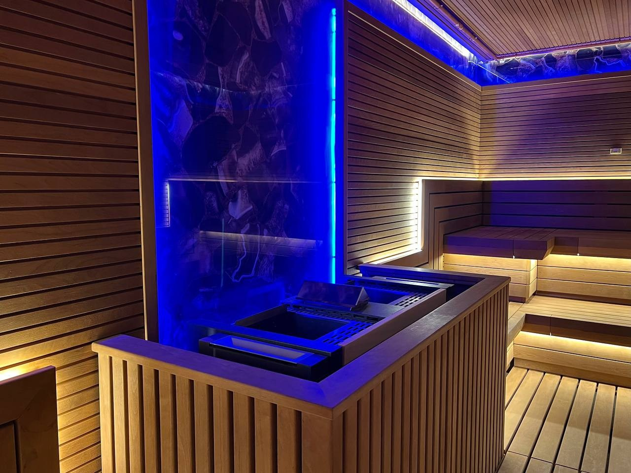 Сауна в Encore Fitness по проекту наших коллег из MBSaun. Симметрия, строгие линии, столярные элементы и щипотка роскоши. SaunaTopMasters