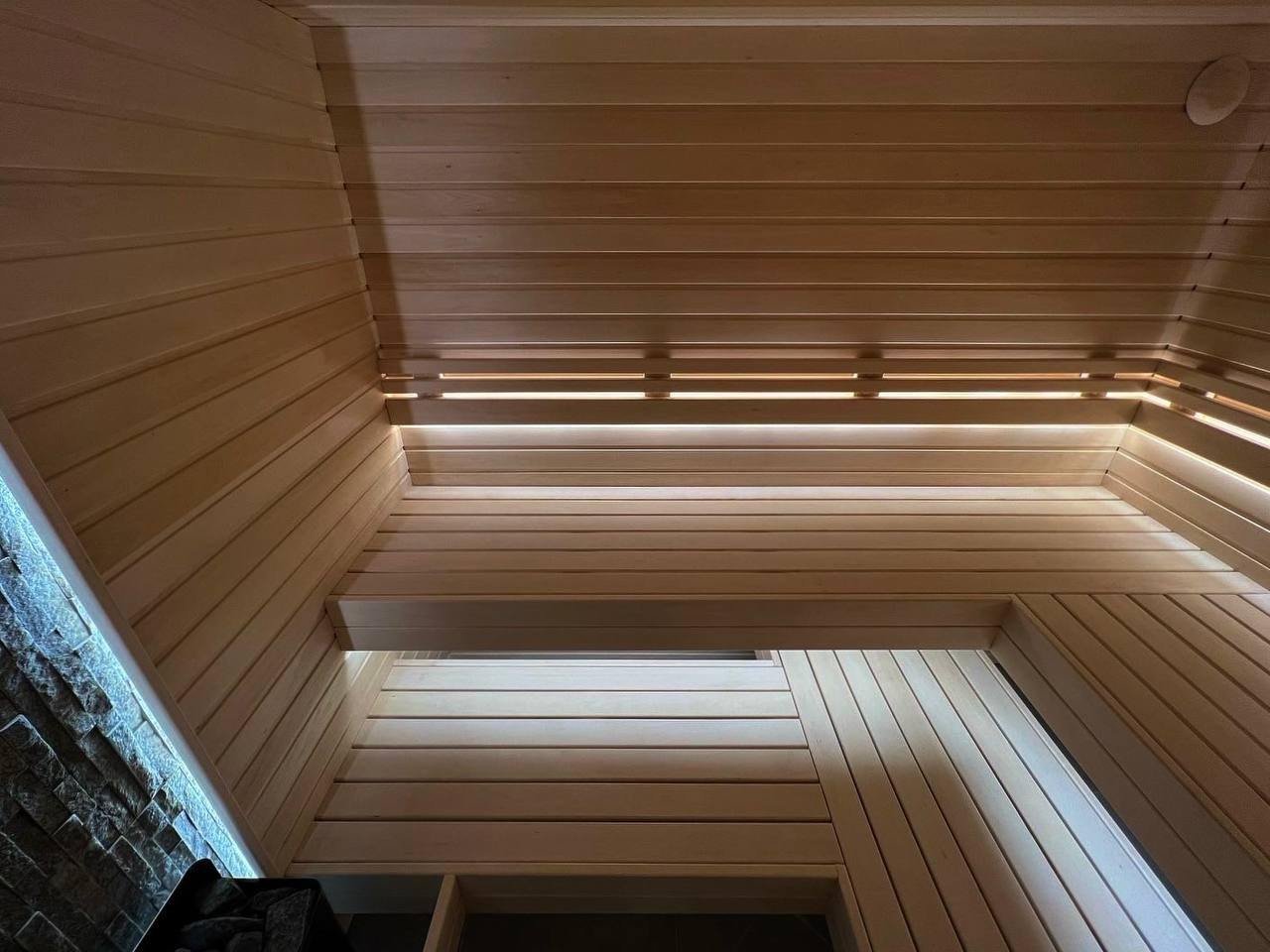 Сауна на морских террасах из осины и африканского абаши. Вертикальная укладка натурального камня-редко, но эффектно. SaunaTopMasters