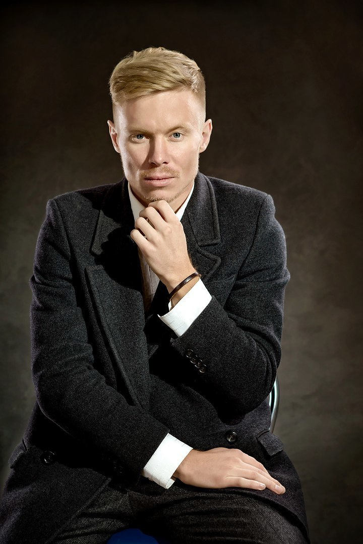 Студийный мужской портрет. Фотограф Андрей Лёвкин