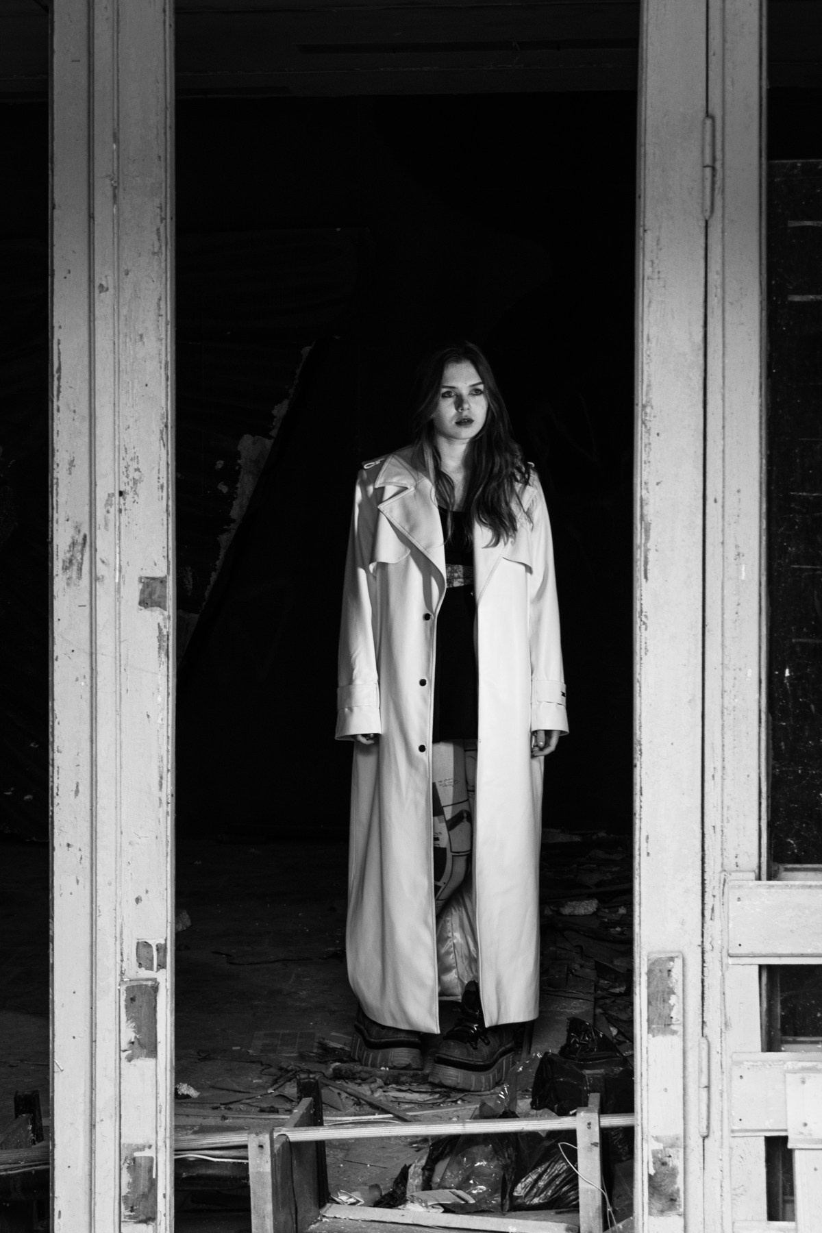 Девушка стоит в плаще