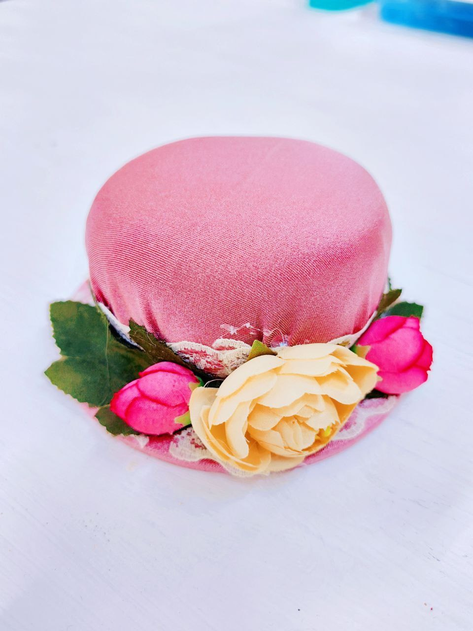 Розовая игольница в форме изящной шляпки с нежно-желтыми и розовыми цветами