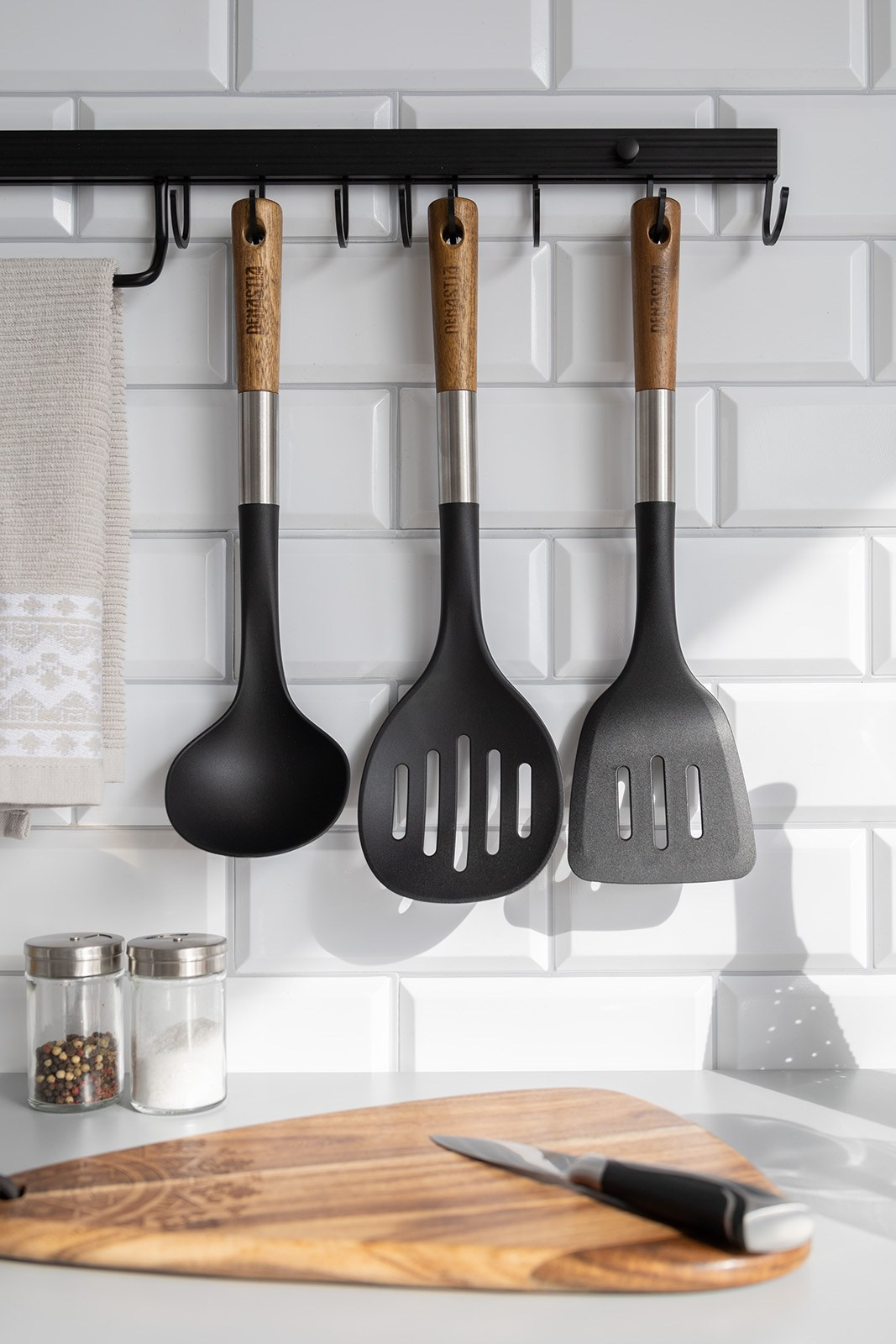 Поварешки с деревянной ручкой на ригеле | Фото для сайта производителя