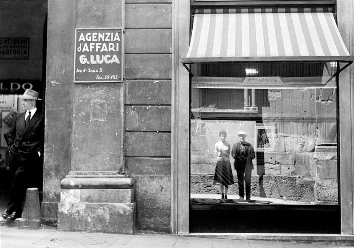Брассай (1899-1984) — венгерский и французский фотограф, художник и скульптор, один из представителей документальной и сюрреалистической фотографии. Его настоящее имя — Дьюла Халас. 