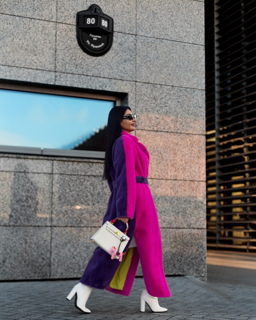 Съемка верхней одежды в Казани на улице, девушка в ярком образе верхней одежды идет по улице