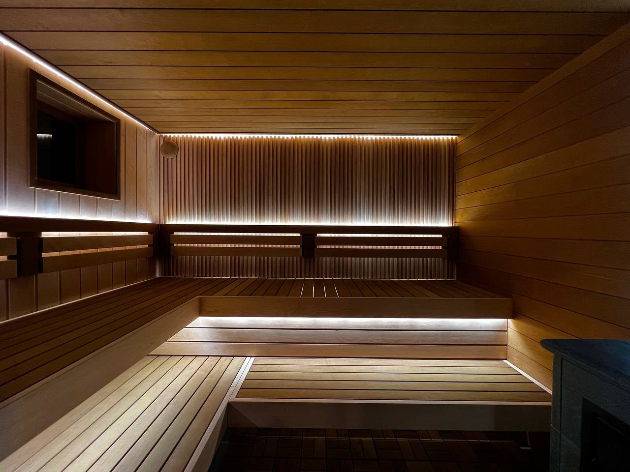 Компактная, но в то же время просторная парная в Петергофских дачах. Рациональное расположение полков и Easysteam в талькохлорите. SaunaTopMasters