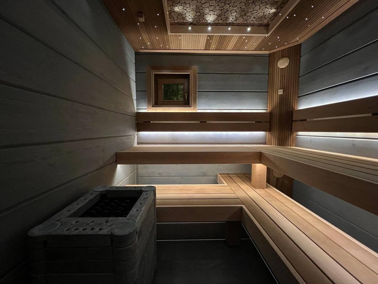 Парная в Орлино: рейка из термоольхи, каменка Sawo Nimbus и можжевеловое панно среди звёздного неба. SaunaTopMasters