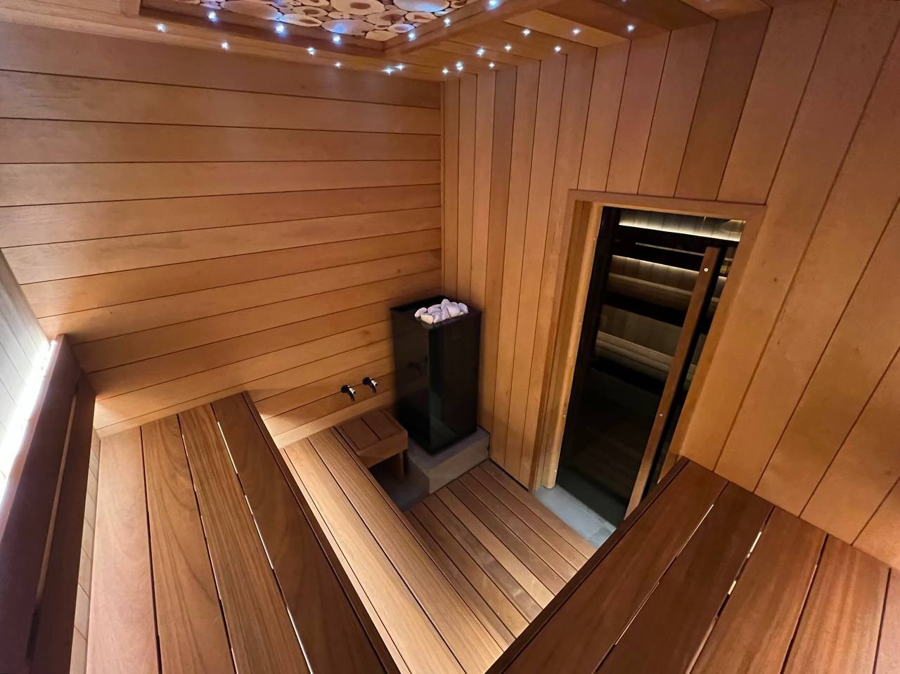 Респект команде Печи Горбунова за продуманный проект, а нам — за его реализацию: термоольха, Sangens, звёздное небо и можжевеловое панно. SaunaTopMasters