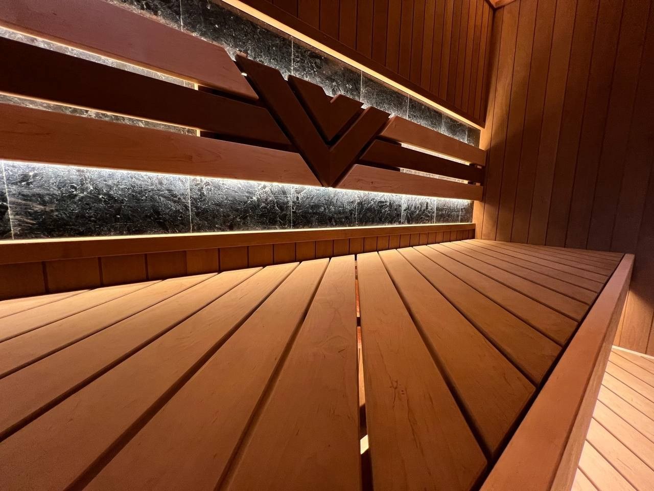 Шикарная парная в Денисово. Уникальный дизайн, большое количество сибирского можжевельника и талькомагнезит с подсветкой. SaunaTopMasters