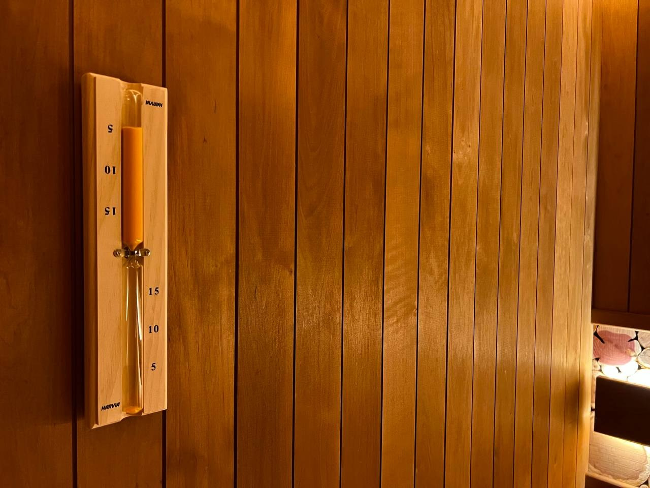 Компактная сауна в Вартемягах: термоольха, закарнизная подсветка, можжевеловое панно и крымское разнотравье. В пологе- Harvia Cilindro. SaunaTopMasters