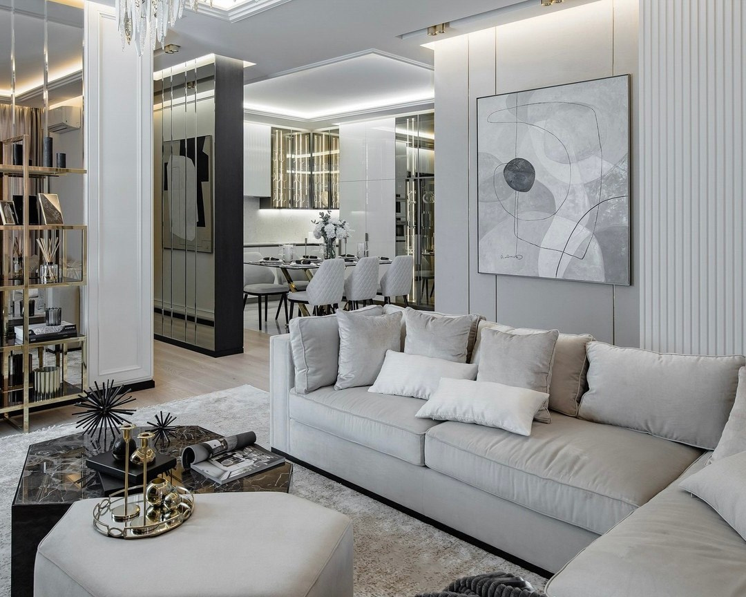 Просторная гостиная в светлых тонах с переходом в столовую — проект Валерии Котович