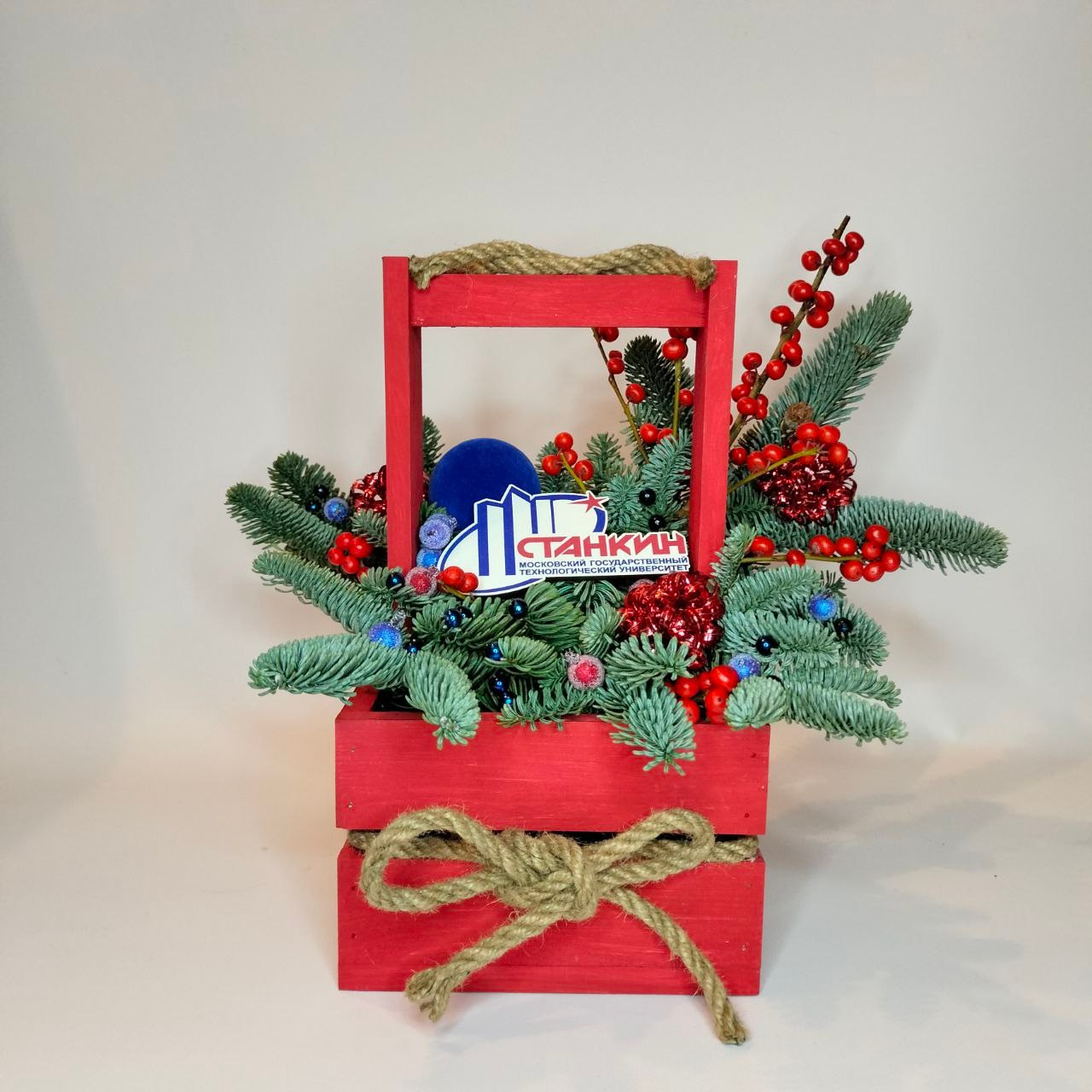 корпоративный заказ. флорист. флористСАО. флористховрино. цветы ховрино. цветыховрино. цветы головинский район. зимний букет. мини букет. букет из нобилиса. нобилис. корица. шишки. шишка. лапник. пихта. хвоя. композиция в ящике. композиция из нобилиса. бархатные шары. бархатный шар. подарок коллегам. 