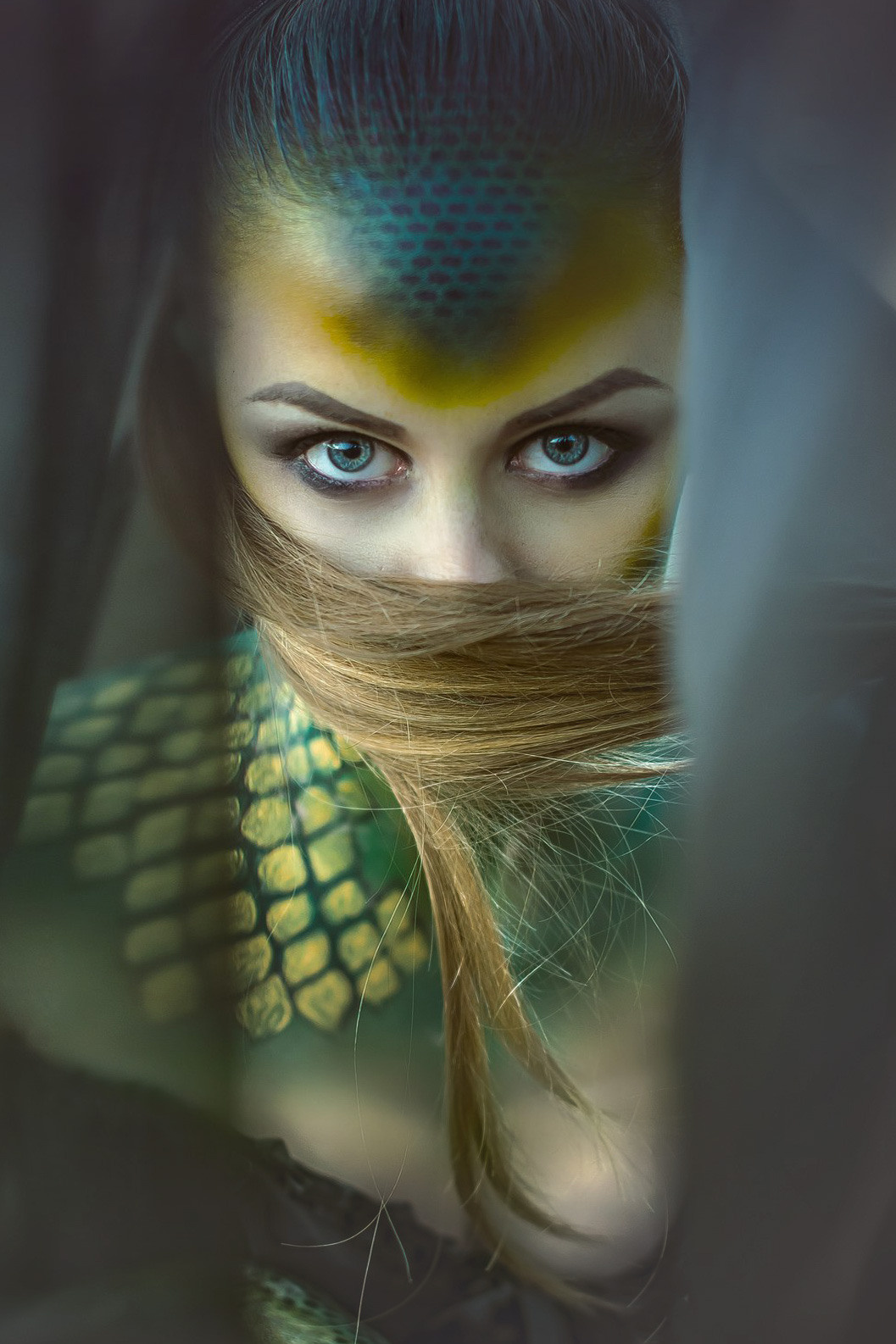 девушка змея