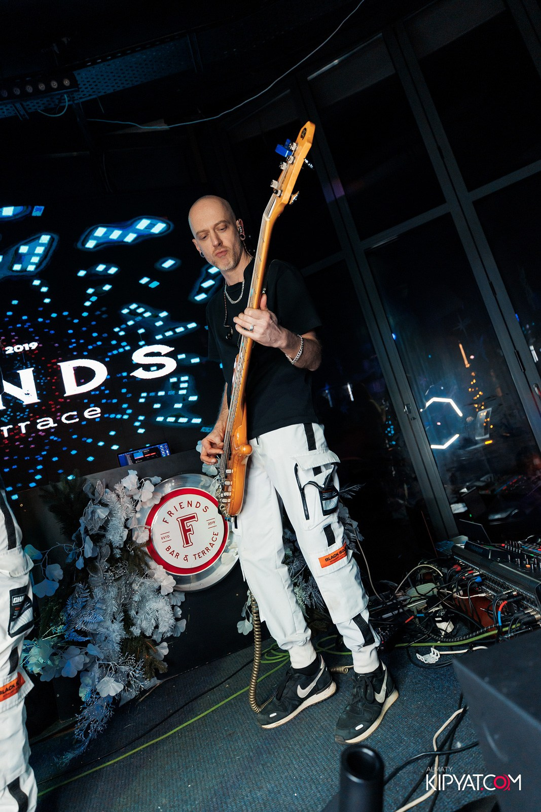 FRIENDS BAR & TERRACE. КИПЯТКОМ АЛМАТЫ!