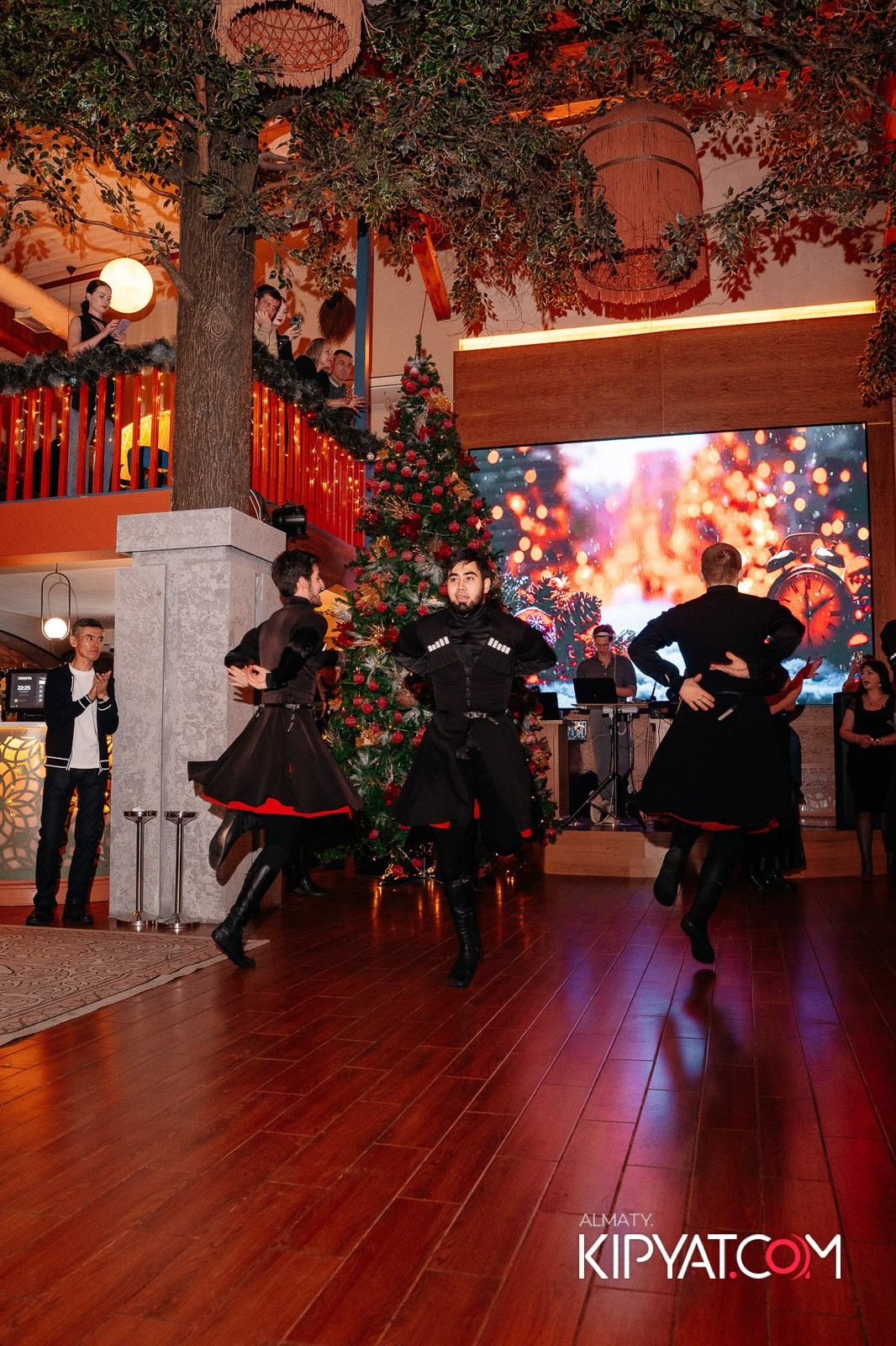 ГРУЗИНСКИЙ ДВОР НА КАБАНБАЙ БАТЫРА. КИПЯТКОМ АЛМАТЫ!