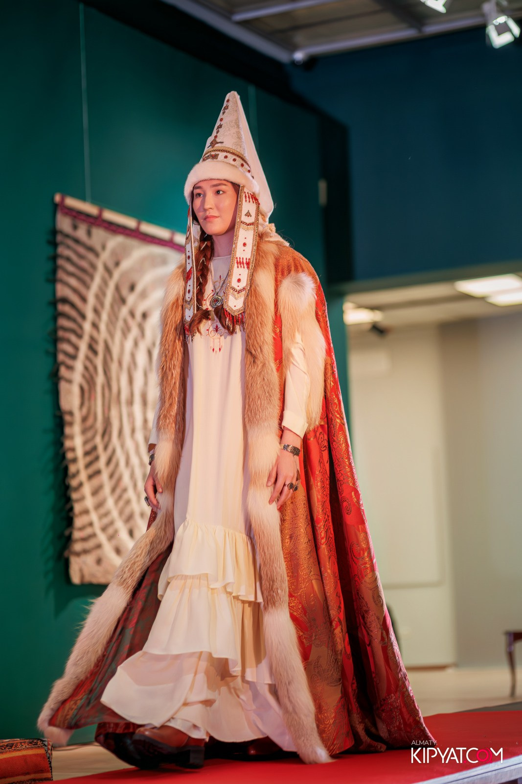 FASHION ПОКАЗ, КАЗАХСКОЙ НАЦИОНАЛЬНОЙ ОДЕЖДЫ. КИПЯТКОМ АЛМАТЫ!