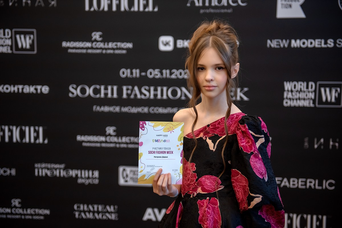 SochiFashionWeek2024 дизайнер Юлия Крылова. Семейный и коммерческий фотограф в Сочи Александр Бодунов